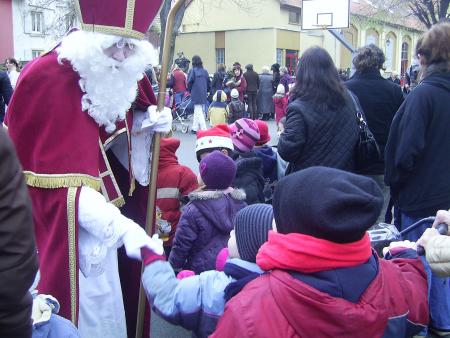 aujourd'hui  lundi 5 d&eacute;cembre le saint nicolas est venu a l &eacute;cole...